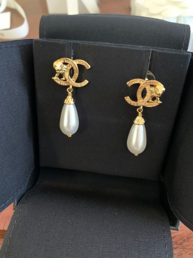 Chanel - Pearl Drop Earrings - White/Gold