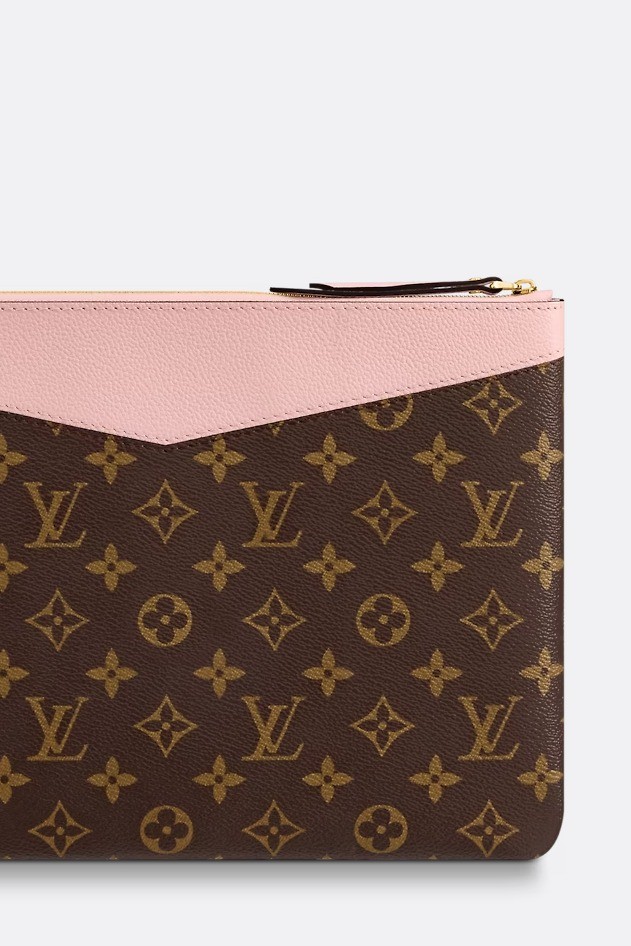 Louis Vuitton Daily Pouch Review/What Fit's 