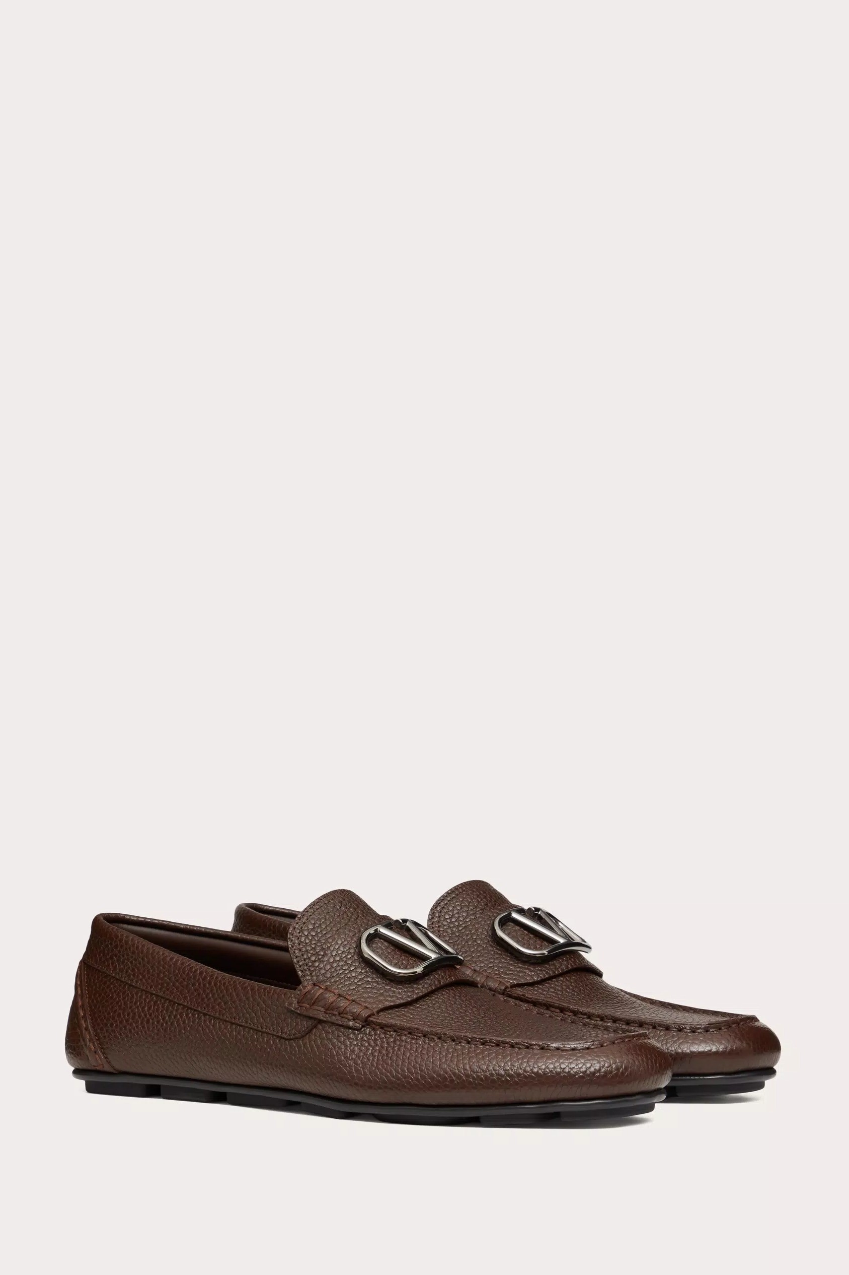 VLOGO SIGNATURE GRAINY CALFSKIN DRIVING SHOE - brown